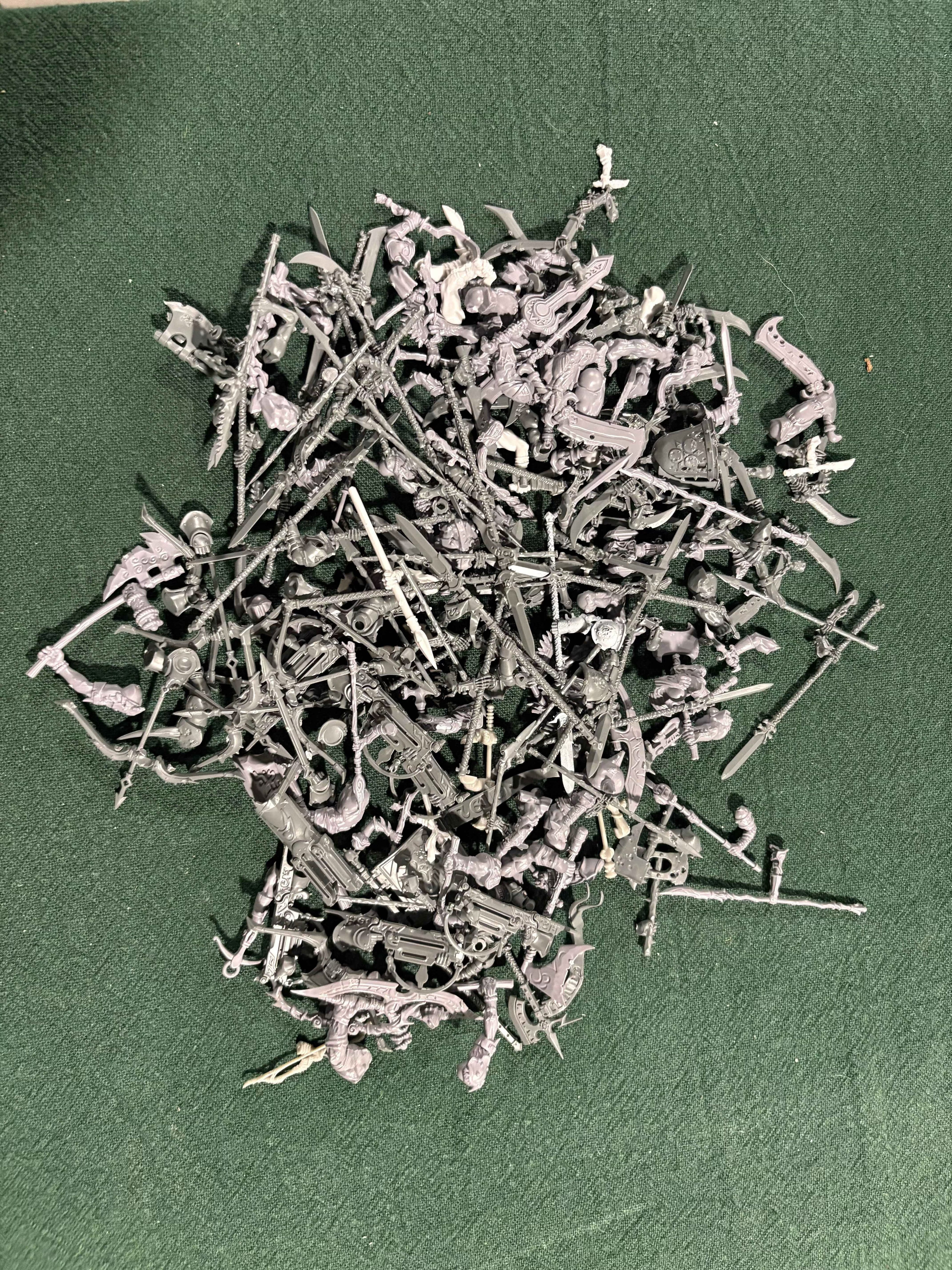 Miscellaneous Loose Weapons w/ Arms